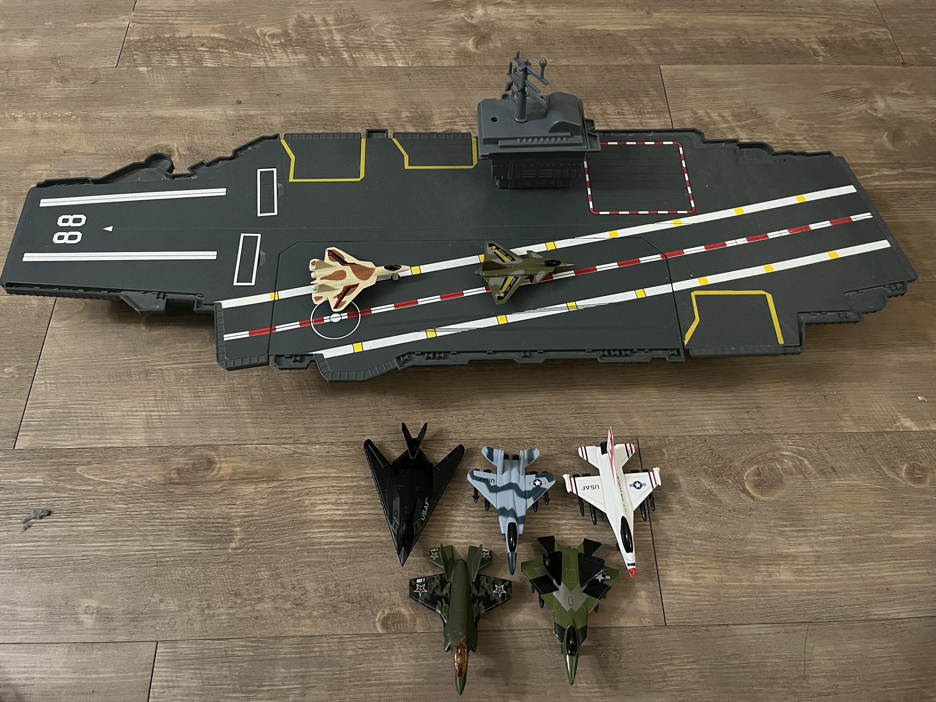 Lakeshore Aircraft Toy With 7 Planes