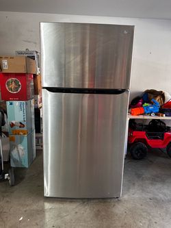 LG - 33-in Wide 23.8 Cu. Ft. Top Freezer Refrigerator with Internal Water Dispenser - Stainless Steel