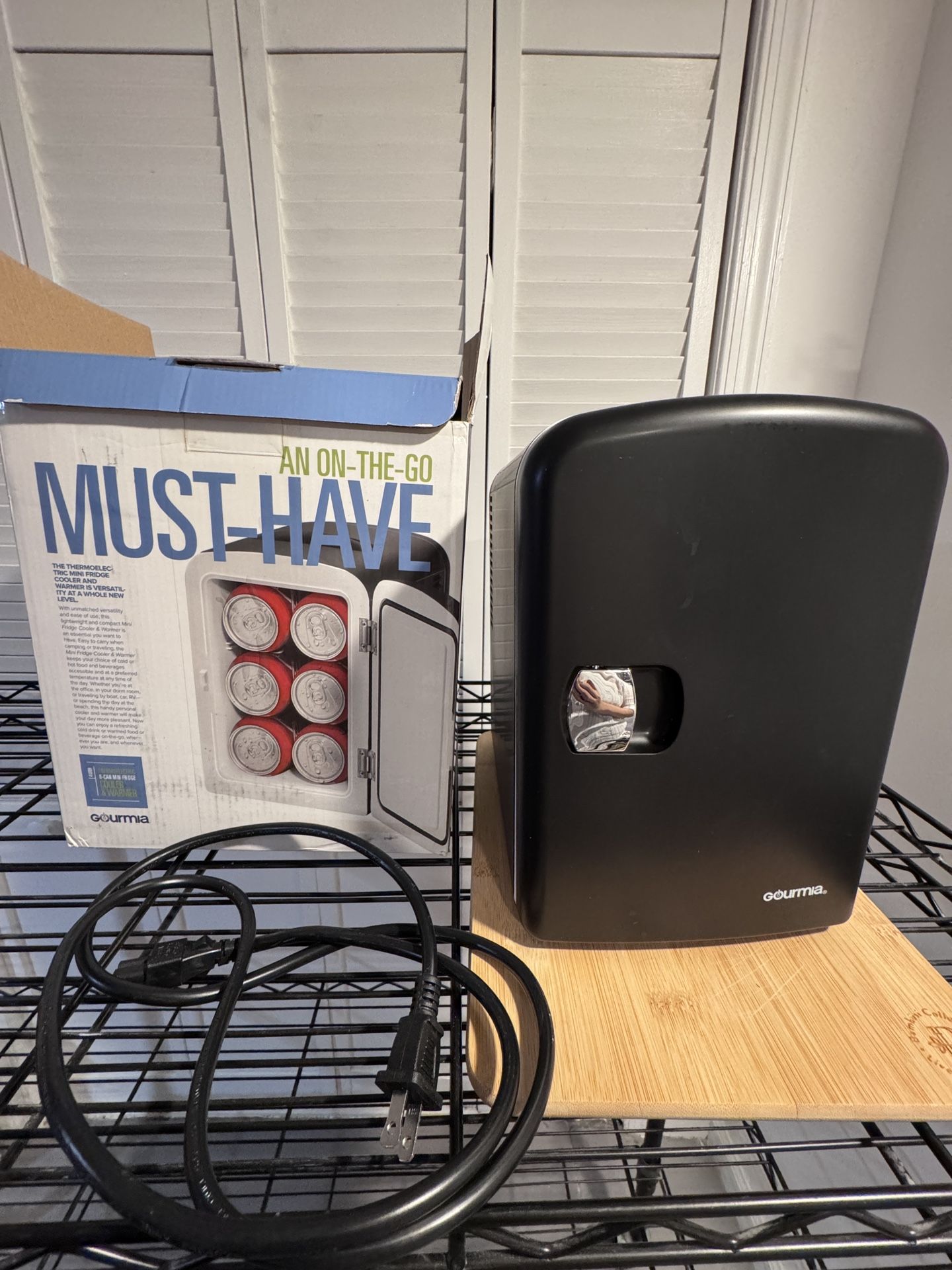 Gourmia Thermoelectric personal Mini Fridge Cooler and Warmer - Black