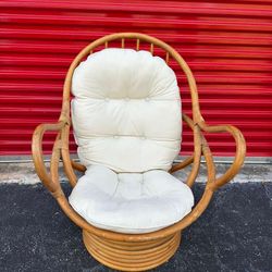 LOUNGE SWIVEL ROCKING CHAIR/ IN GOOD CONDITION/ DELIVERY NEGOTIABLE 