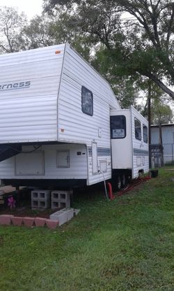 A fifth wheel trailer 29foot
