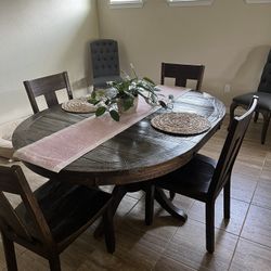 Dining Room Table & Chairs 