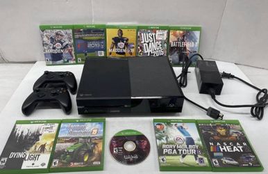 BLACK XBOX ONE + 2 CONTROLLERS AND GAMES
