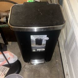 Step trash can