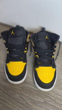 Air Jordan 1 Mid Black Yellow Toe SneakersJordan 1 Mid. Black and Yellow Sneakers
Kids size 13c