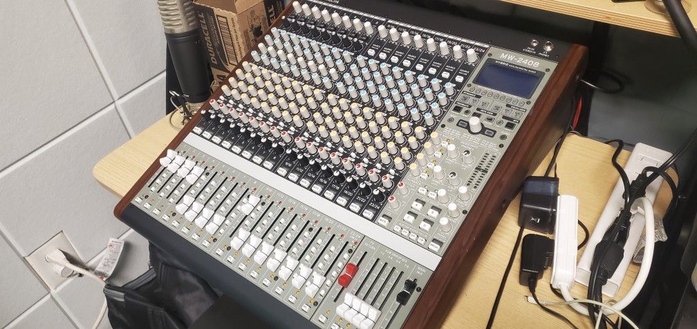 Korg MW2408 24ch Hybrid Mixer