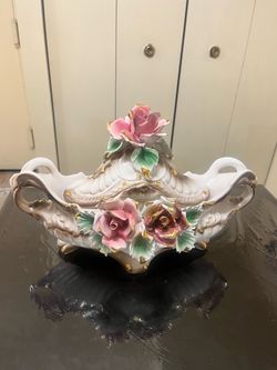 Italian Capodimonte tureen with lid and handle one of the kind asking for $300 retail $600 details in the pictures pickup Gaithersburg md20877
