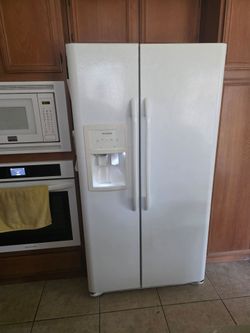 Frigidaire double door refrigerator