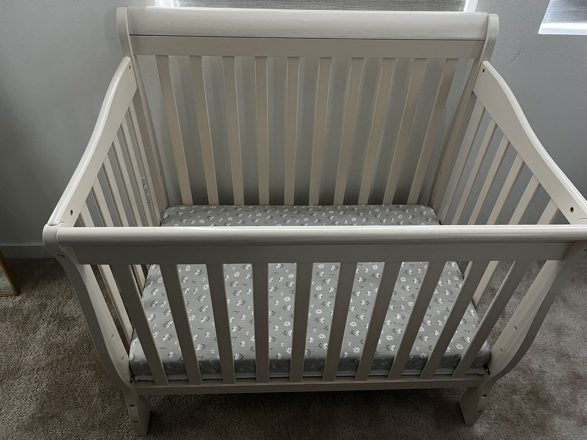 Mini crib Including Mattress 28” X 39”