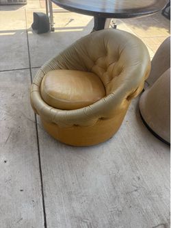 Classic round leather chair