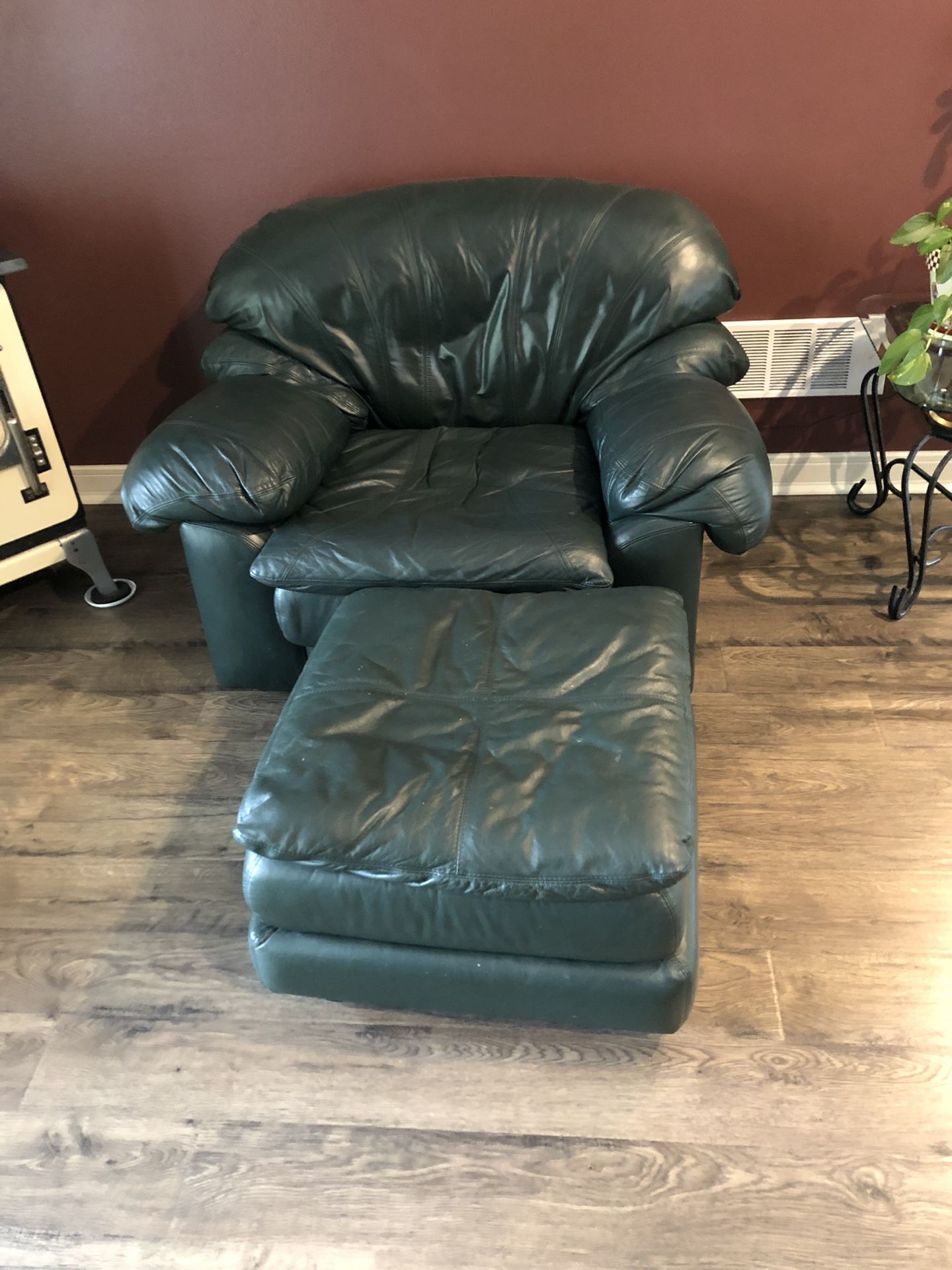 Hunter green soft leather living room furniture set. No rips or tears