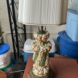 I Am Selling This Vintage Table Lamp Looks Great 