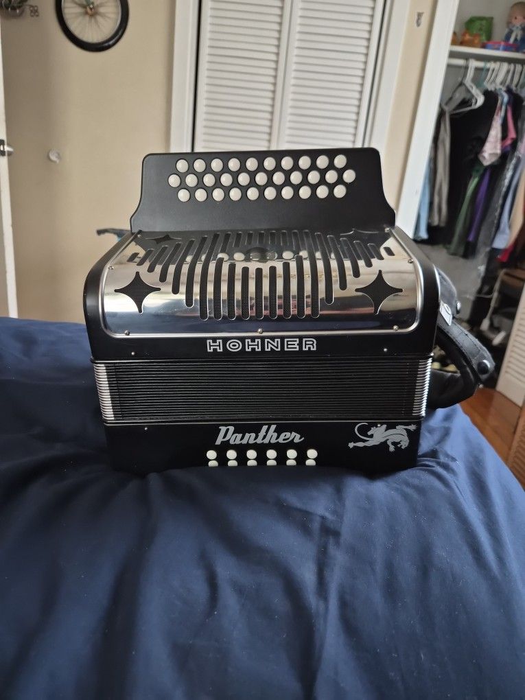 Hohner Panter