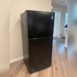Midea 18.1 Cu Ft Top Freezer Refrigerator, Black - Good – South Gate, CA