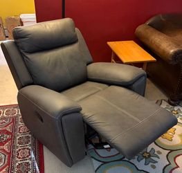 Recliner - like new!