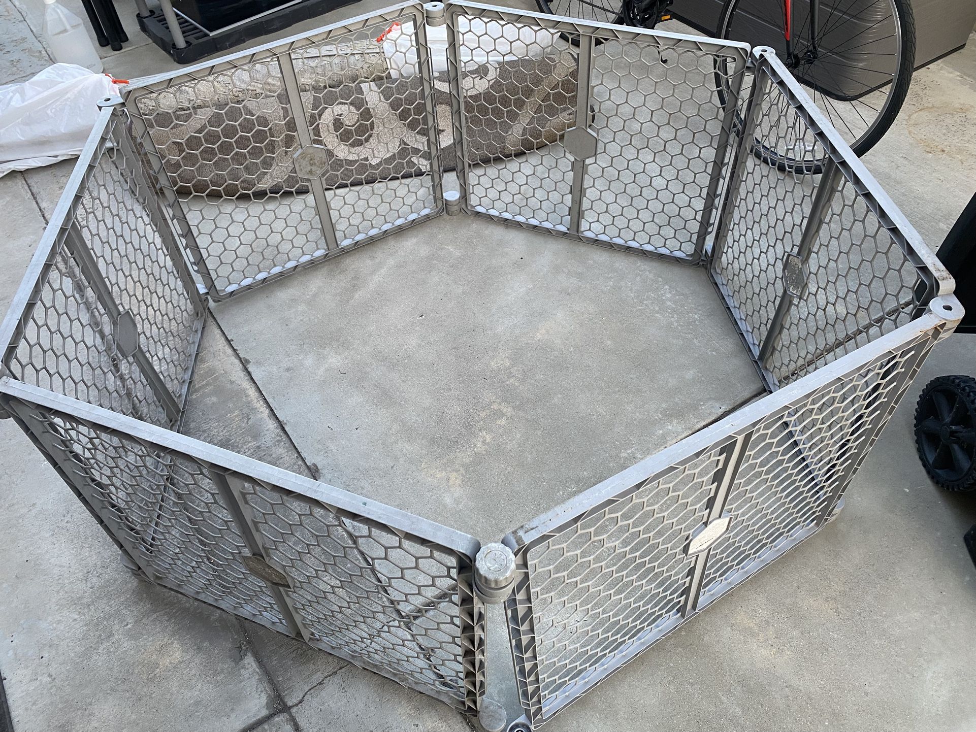 Regalo 2-in-1 Plastic Pet Gate and Playard, 2" L X 192" W X 26" H