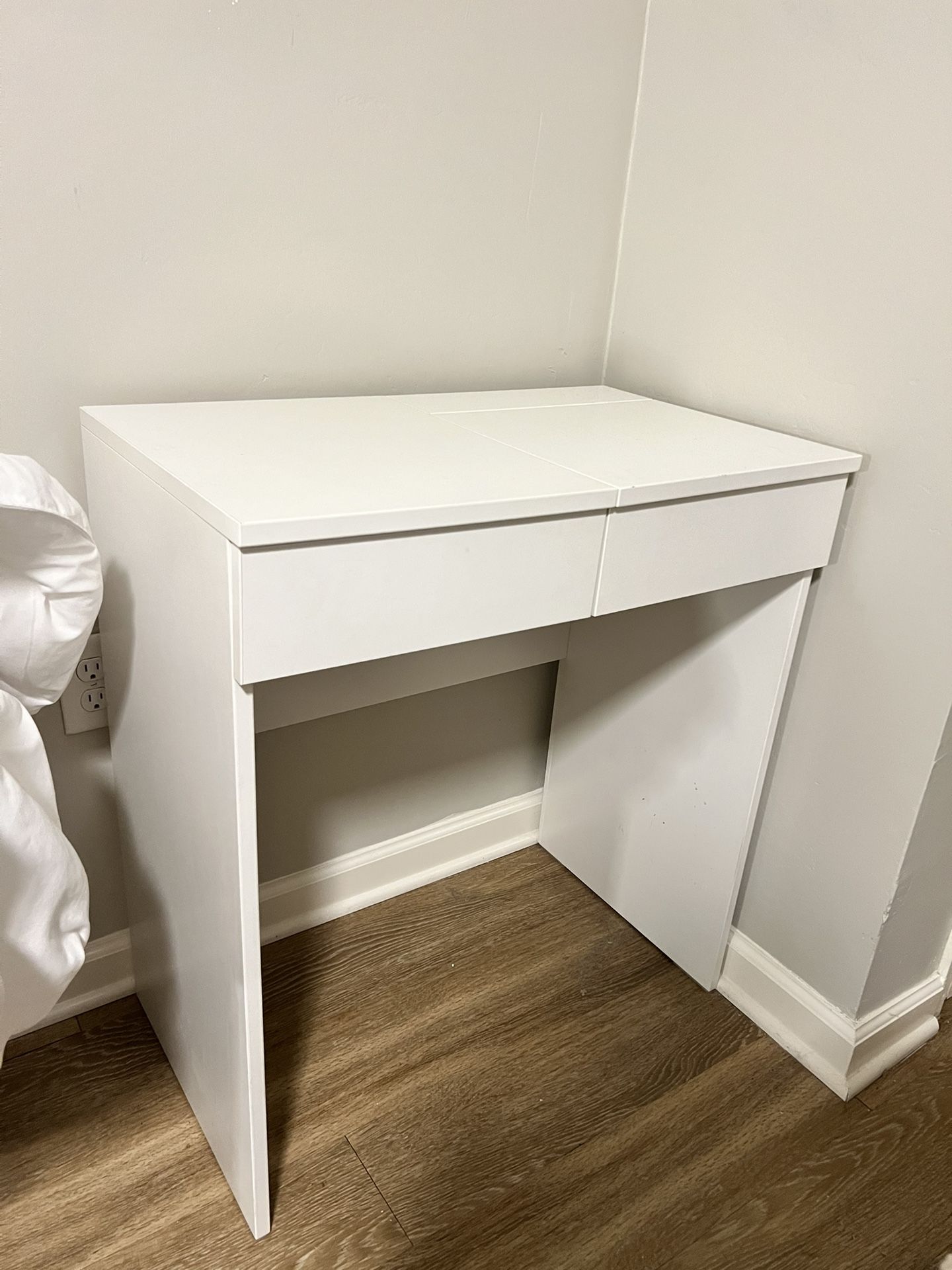 White Desk/Vanity