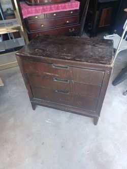 2 side tables with drawers
