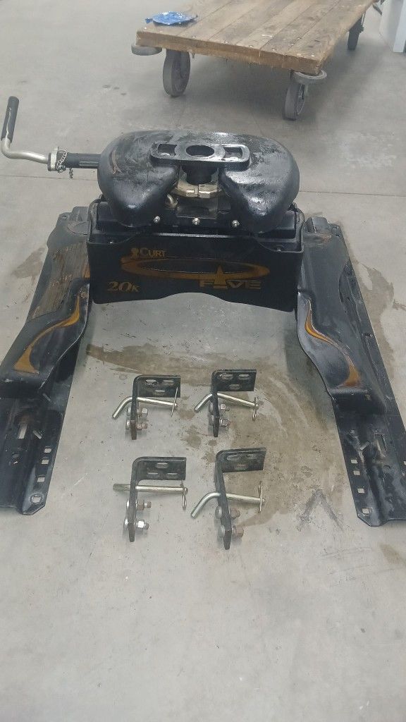 5th Wheel Hitch Need Gone!! Make Offer! 