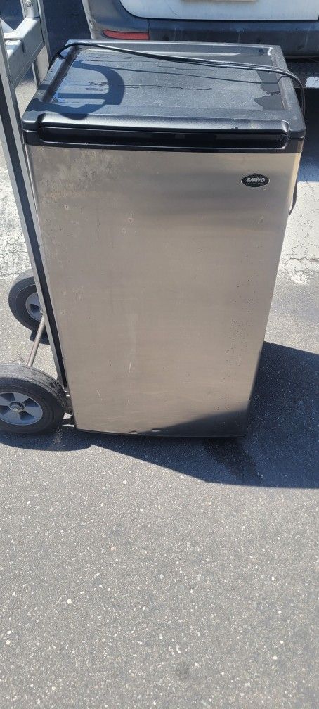 Sanyo Mini Fridge