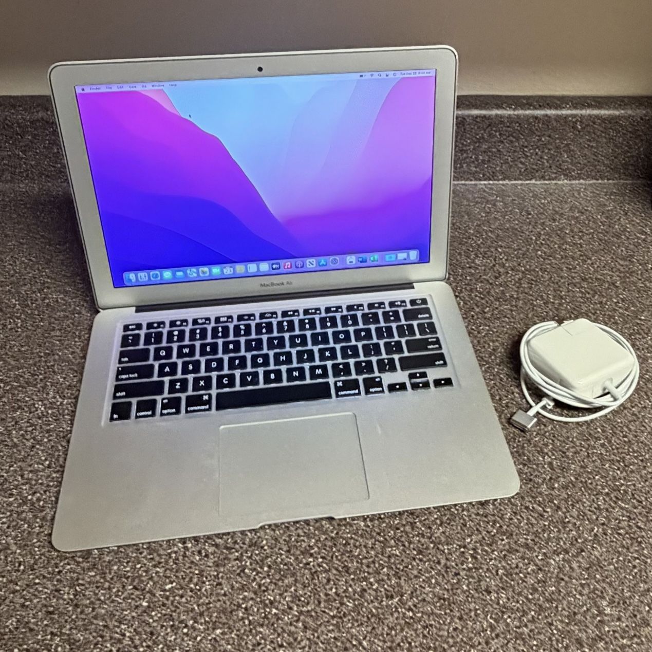 MacBook Air 13in i5 2017 Laptop 8gb SSD W/Lifetime Office