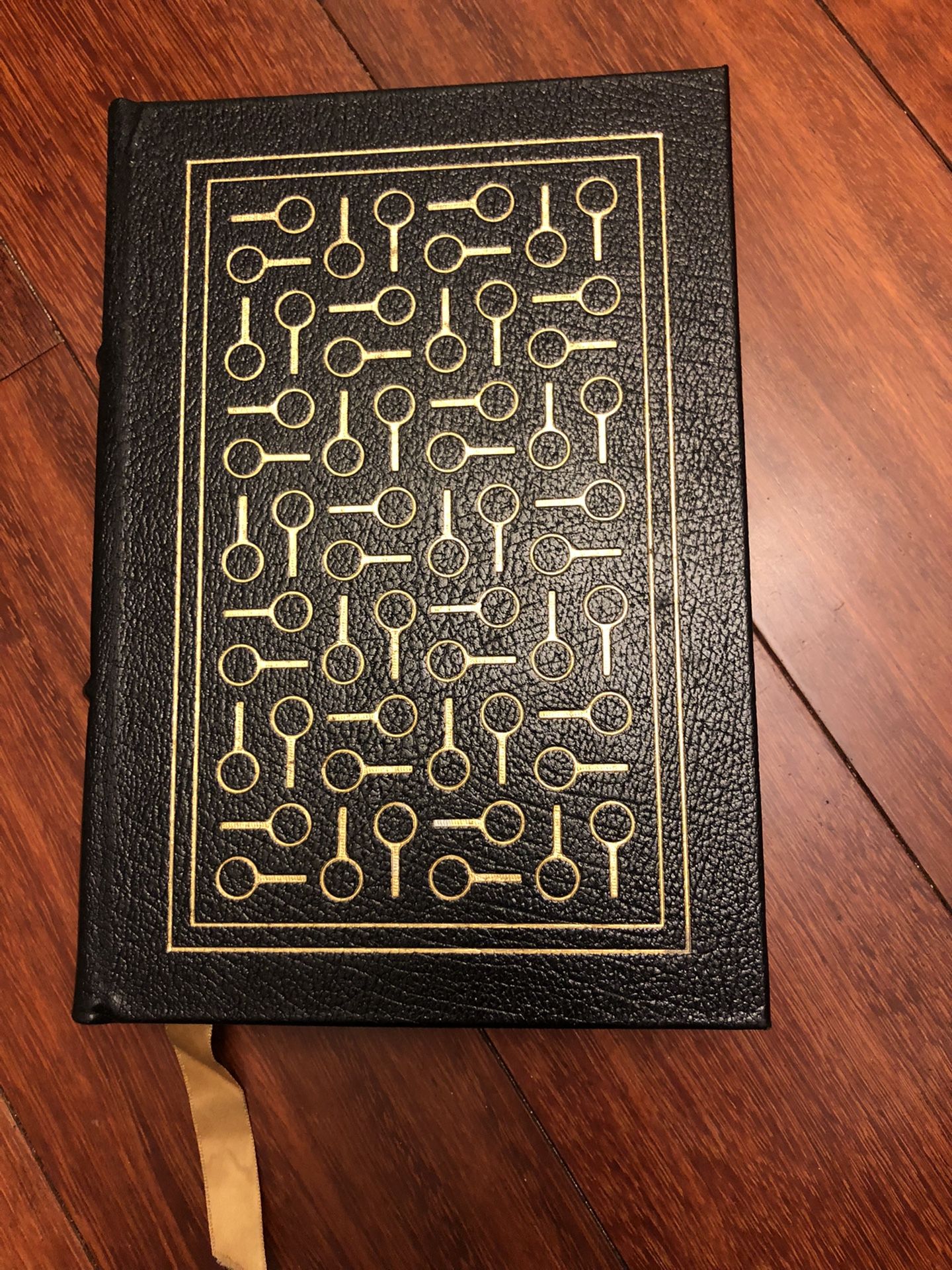 1981 Vintage Adventures of Sherlock Holmes Illustrated Hardcover Book with gold foil edges!!! Z-49