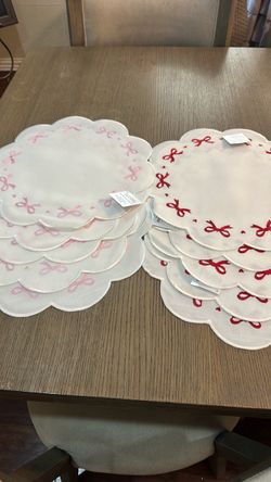 Embroidered Bow Round Placemats Set