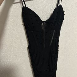 Black dress with pearls 