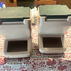 2 pet feeders