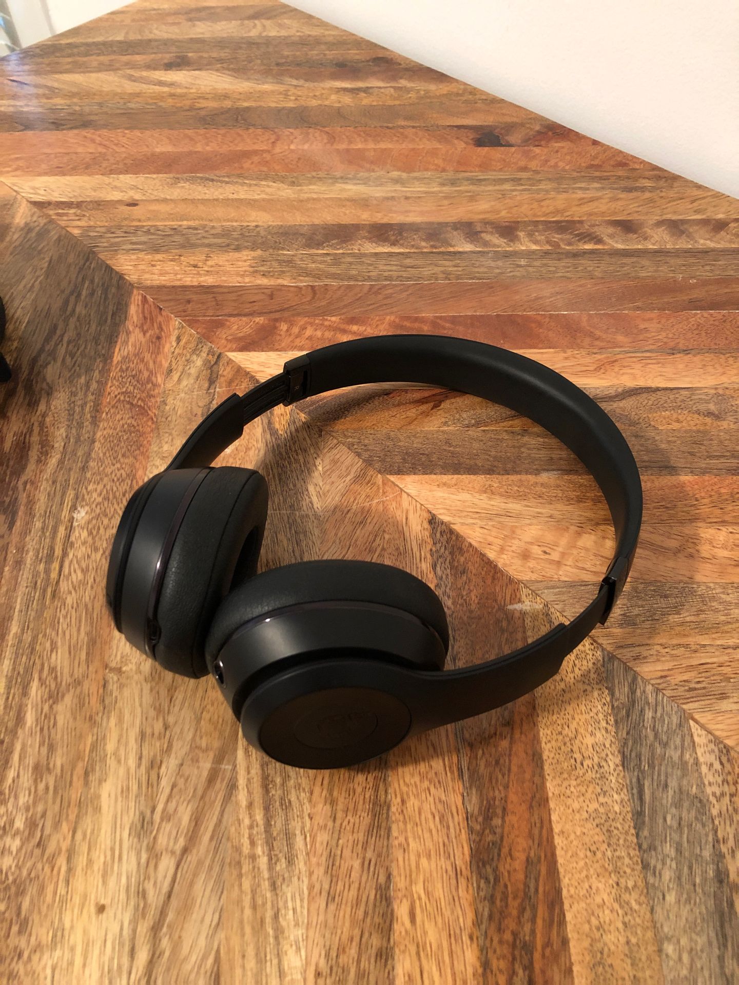 Beats Solo 3 Wireless On-Ear Headphone - A1796 (MP582LL/A) - Matte Black