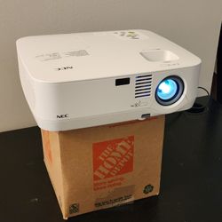 Professional Projector 3000 Lumens BRIGHT. Up To 300 In Screen. See Pictures For Quality.  🔥 🔥 🔥 