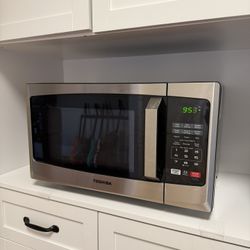 2024 Toshiba Microwave 
