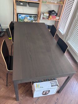 Extendable dining table & chairs