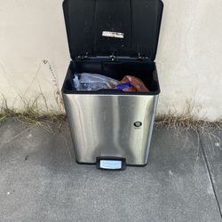 Hydraulic trashcan