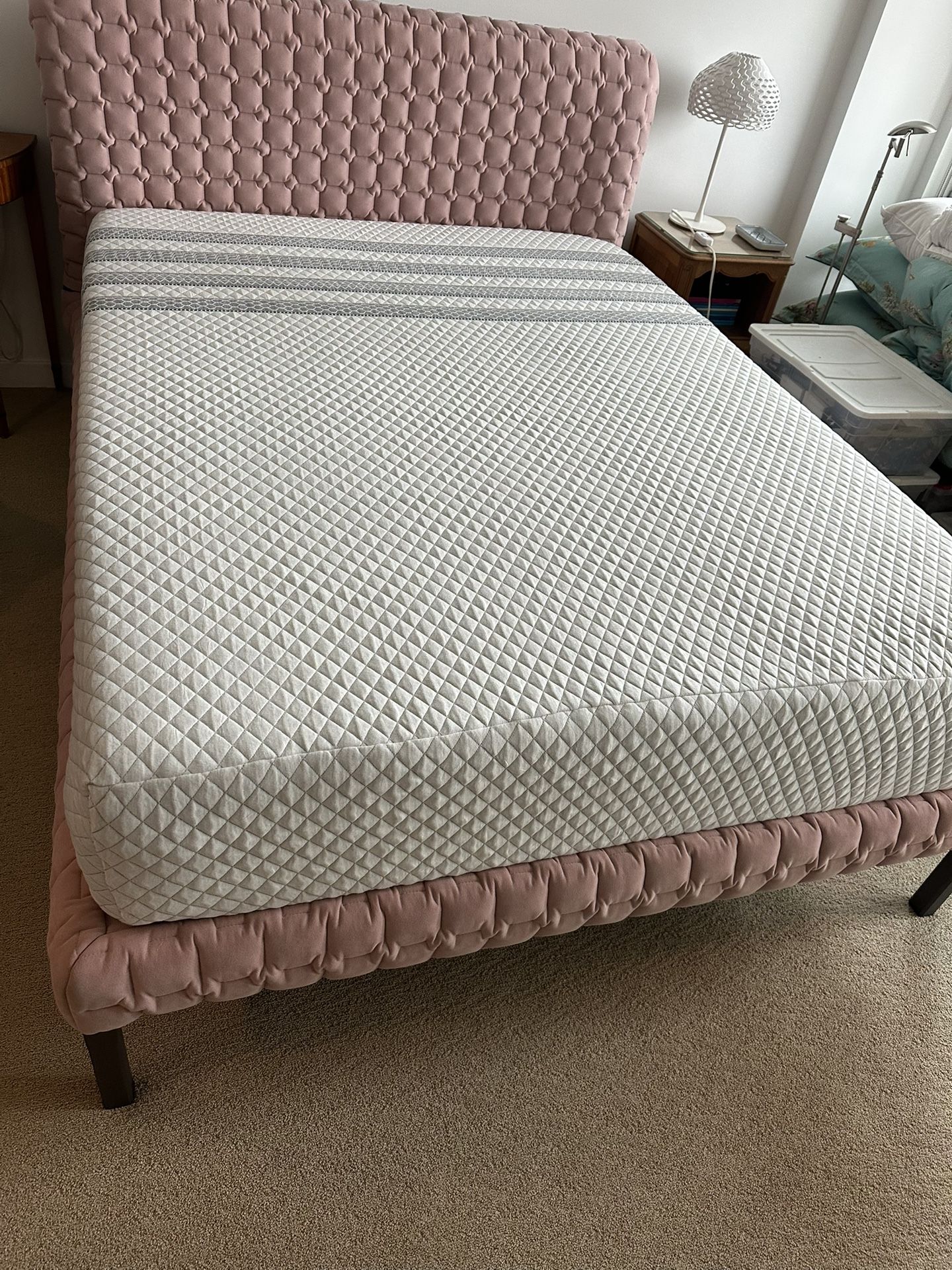 Like New Queen Leesa Memory Foam Hybrid Mattress 