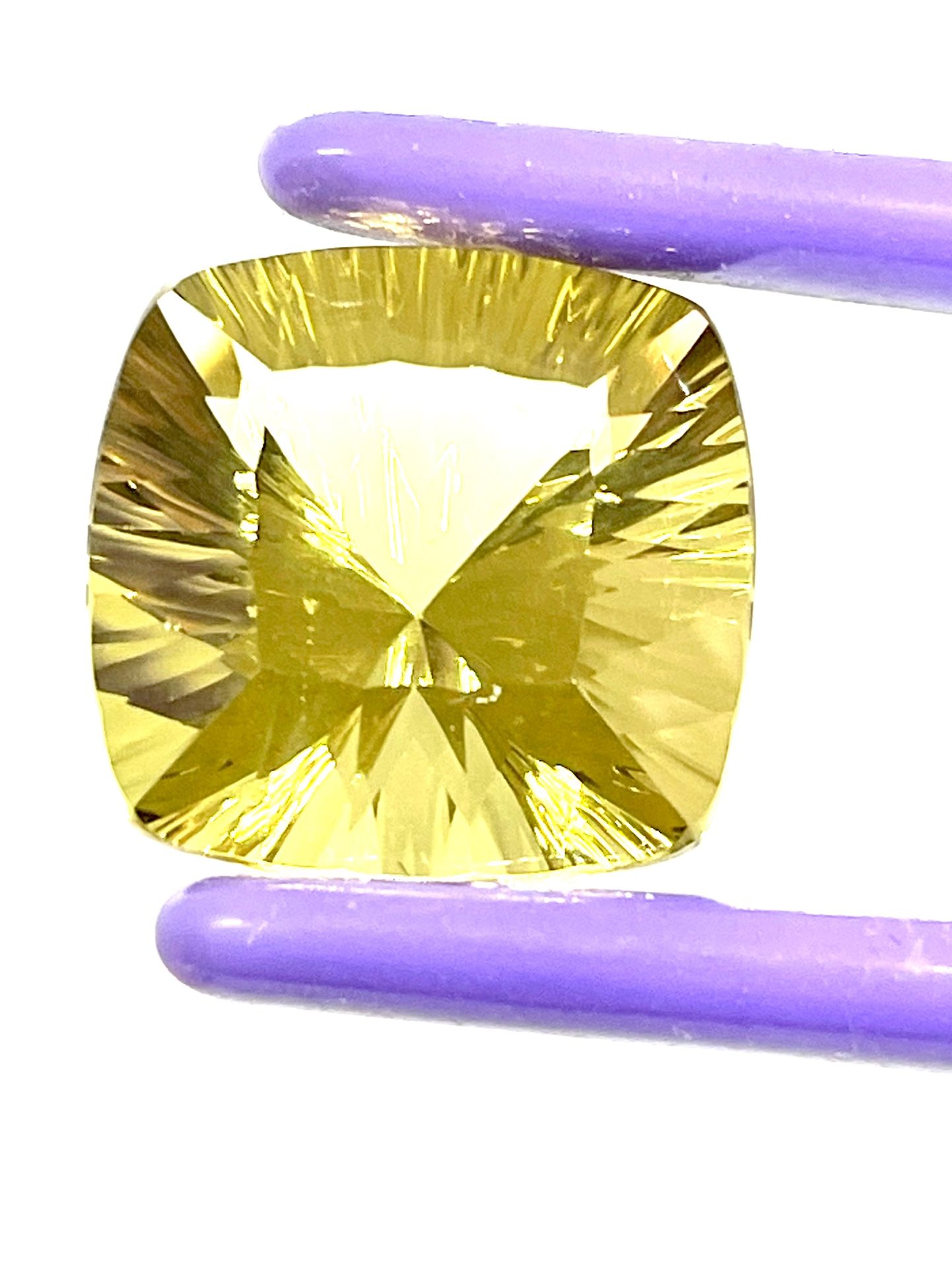 Large 18-20ct Gen/Gold Quartz Gemstone