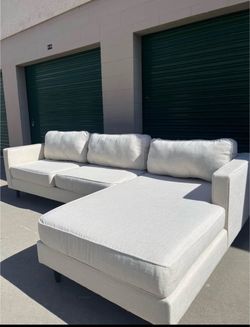 Living Spaces Sectional Couch 🛻Delivery Available🛻
