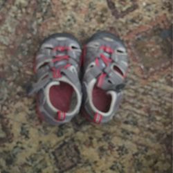 Kids Keen Shoes Size 5