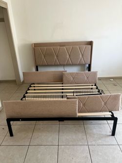 WModern Queen Sized Upholstered Platform Bed with 4 Storage Drawers – Excellent Condition!