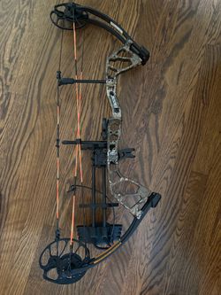 Bear Archery Royale Ready to Hunt Compound Bow Archery Set with Archery Accessories for Adults and Youths, 12”- 27” Draw Length, 5-50 Lbs Draw Weight,
