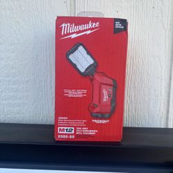 NEWBOX ) Milwaukee M12 ROVER Multi-Directional Flood Light