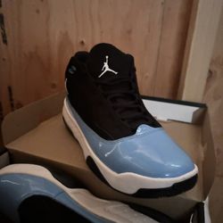 Jordan Max Aura 2 Black University Blue