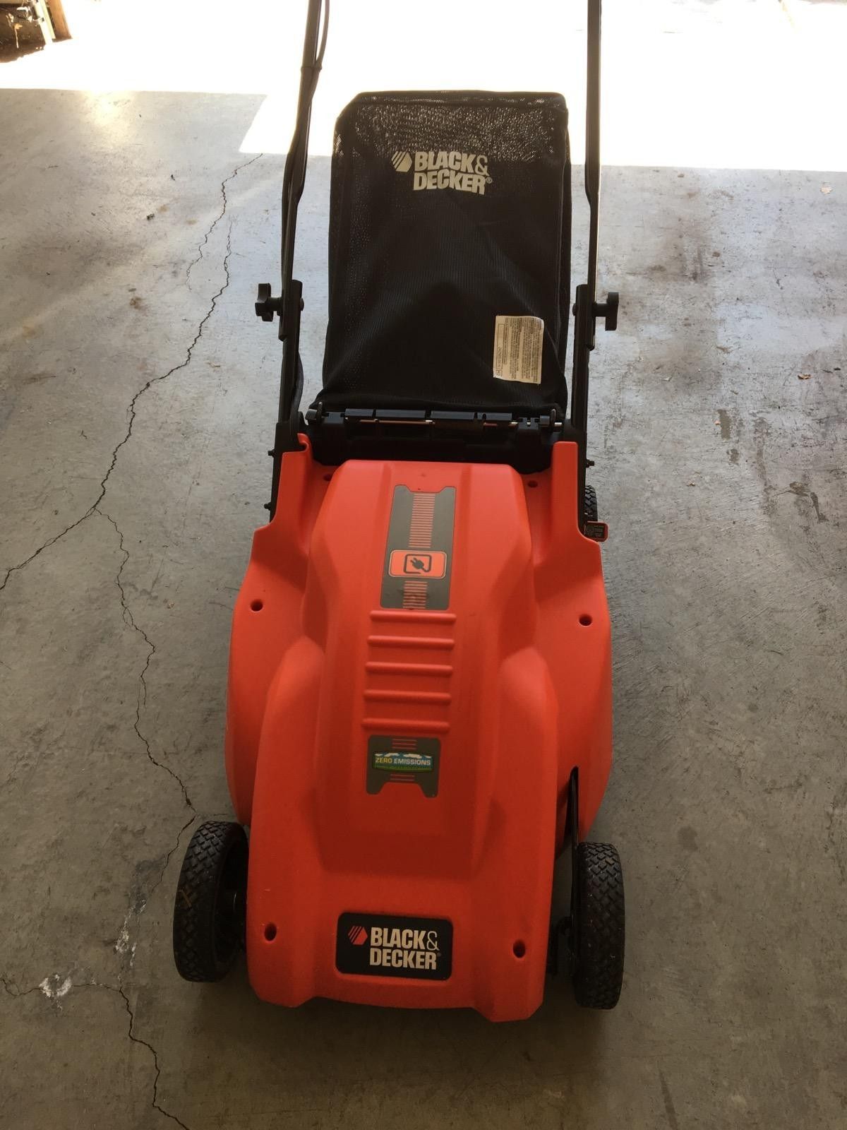 Black & Decker Electric lawn mower modelMM1800 for Sale in Oakland, CA
