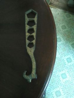 Fire hydrant wrench