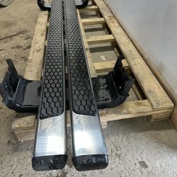 Ram running boards 2019-2024 ram 1500 crewcab wheel to wheel oem Running boards. (Minor scratches) se habla español. price 325$