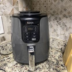 Ninja AF101 Air Fryer that Crisps, Roasts, Reheats, & Dehydrates, for Quick, Easy Meals, 4 Quart Capacity, & High Gloss Finish, Grey