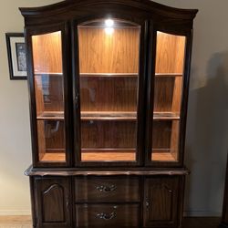 Vintage Display Curio Cabinet Made In USA - Amazing Condition 
