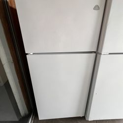 Top Freezer Refrigerators 30  And 33 Inches Wide Pre Owned Home And Garden Appliances 