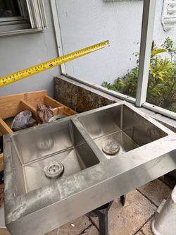 Sturdy thick gauge farmhouse double sink with drains assembly