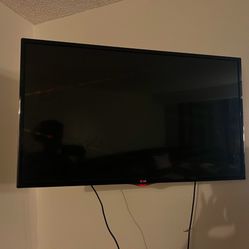 42" Class 1080p LED TV (41.9" diagonal) WITH WALL MOUNT
